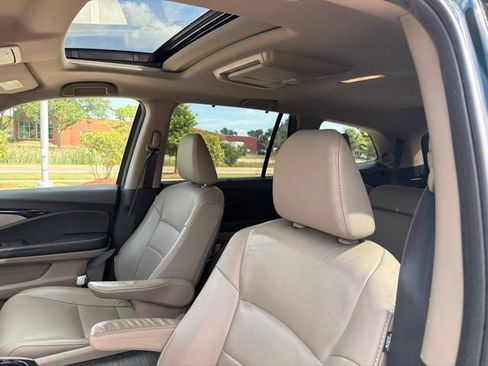 Used 2017 Honda Pilot Touring image 10