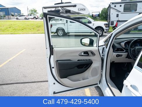 Used 2023 Chrysler Pacifica Touring-L FWD image 13