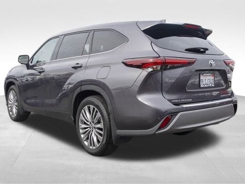 Used 2024 Toyota Highlander Platinum image 6