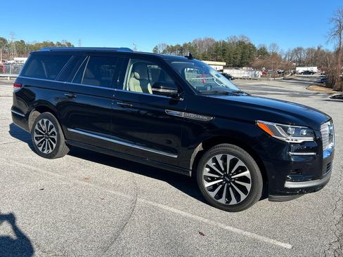 Used 2023 Lincoln Navigator L Reserve image 9