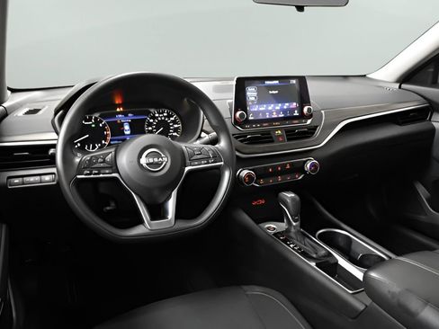 Used 2024 Nissan Altima 2.5 SV FWD image 30