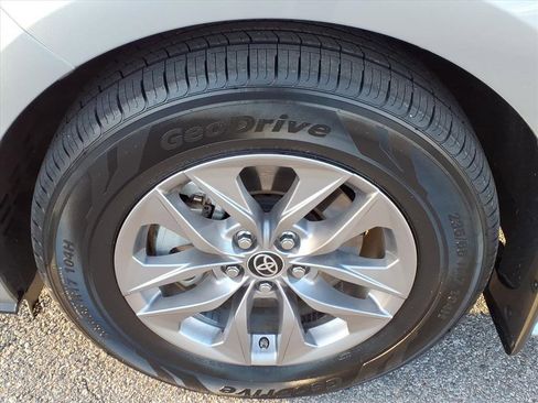 Certified 2022 Toyota Sienna XLE image 11