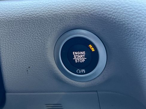 Used 2024 Chrysler Pacifica Select image 24