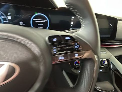 Used 2025 Hyundai Elantra Limited FWD image 17