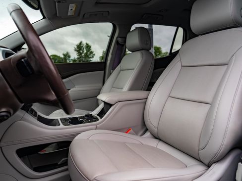 Used 2021 GMC Acadia SLT w/ Technology Package FWD image 14