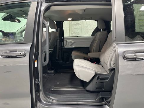 Used 2025 Toyota Sienna LE image 44