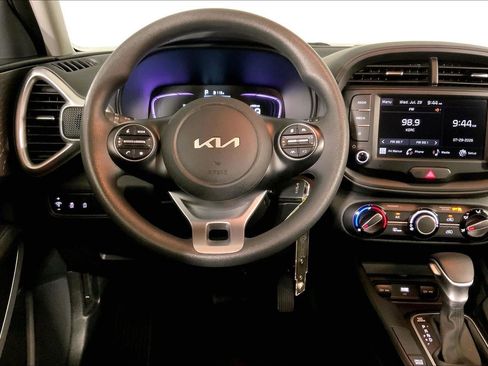 Certified 2025 Kia Soul LX w/ LX Technology Package FWD image 5