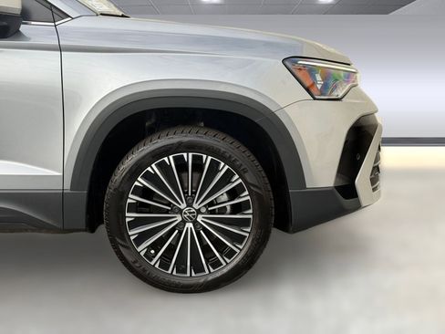 Used 2025 Volkswagen Taos SE image 10