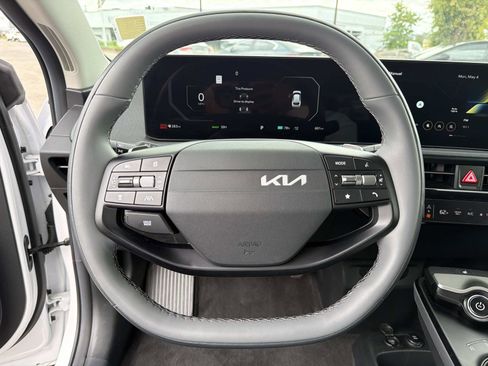 Used 2025 Kia EV6 Light w/ Light LR Technology Package RWD image 8