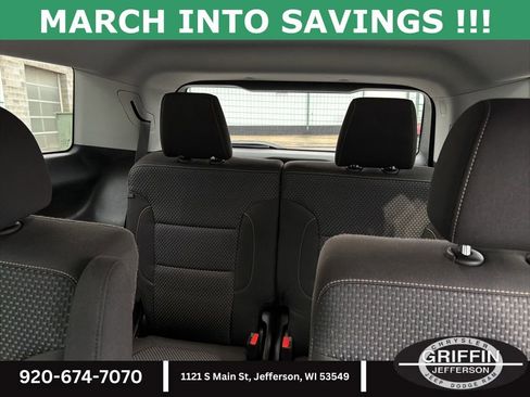 Used 2023 GMC Acadia SLE w/ Driver Convenience Package image 16