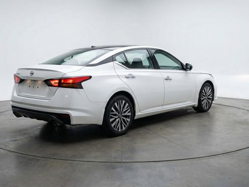 Used 2025 Nissan Altima 2.5 SV FWD image 9