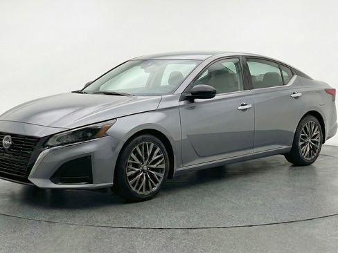 Used 2025 Nissan Altima 2.5 SV image 3