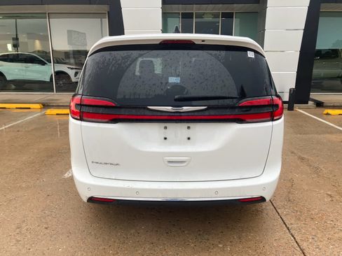 Used 2023 Chrysler Pacifica Touring FWD image 6