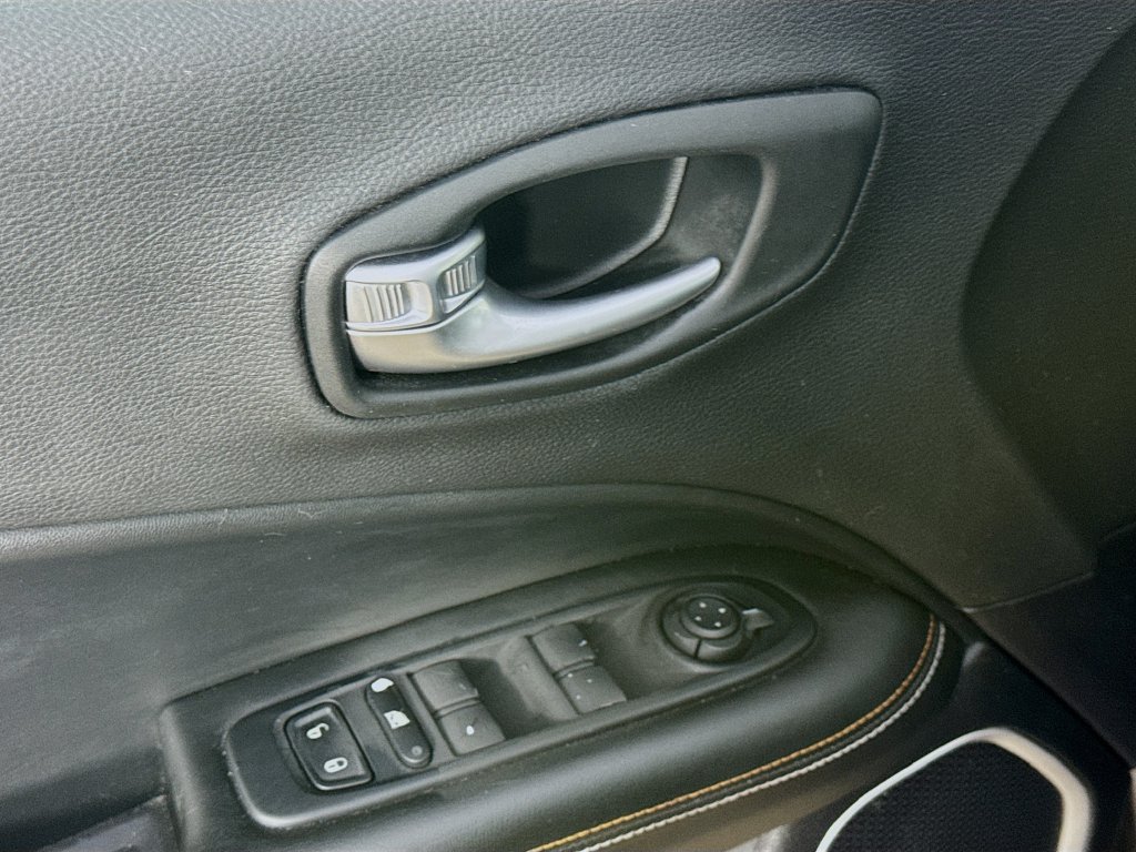 Used 2018 Jeep Compass Latitude w/ Safe & Security Group FWD image 20