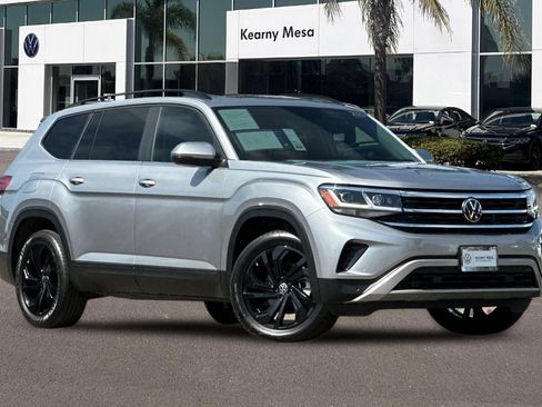 Used 2023 Volkswagen Atlas SE w/ Panoramic Sunroof Package FWD image 2