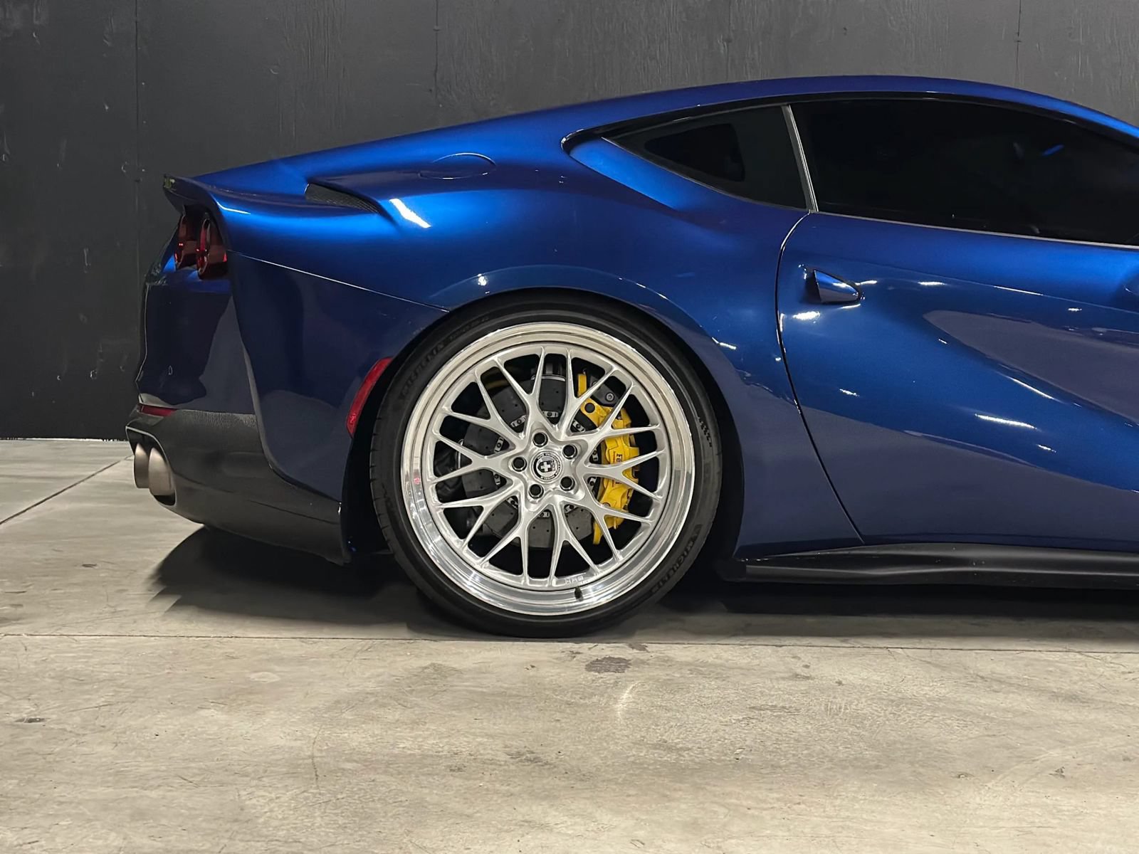 Used 2018 Ferrari 812 Superfast RWD image 33