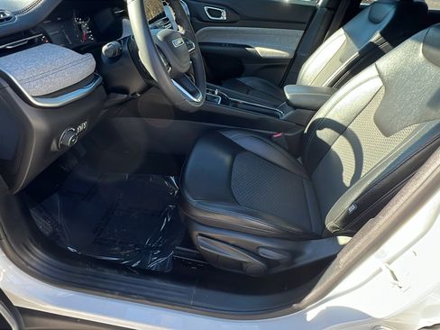 Used 2024 Jeep Compass Latitude image 16