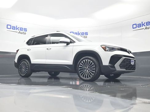 Used 2025 Volkswagen Taos SE FWD image 36