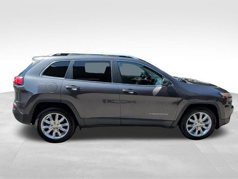 Used 2016 Jeep Cherokee Limited w/ Luxury Group AWD/4WD image 4