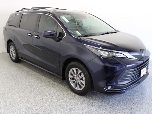 Used 2026 Toyota Sienna XLE FWD image 4