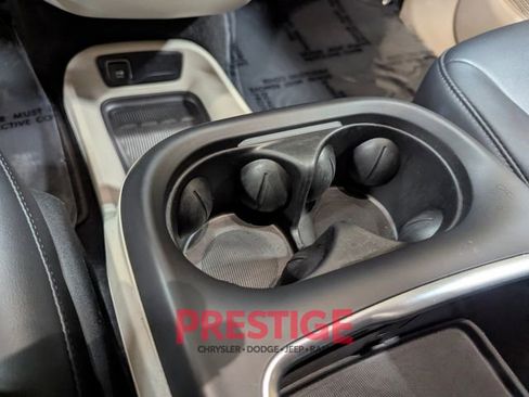 Used 2024 Chrysler Pacifica Touring-L image 23