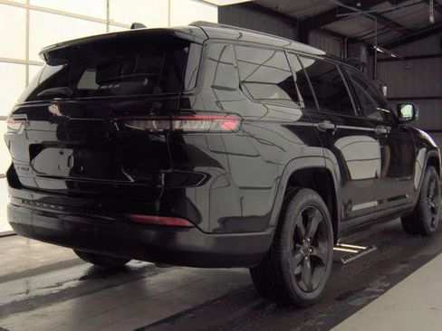 Used 2023 Jeep Grand Cherokee L Limited w/ Black Appearance Package AWD/4WD image 3