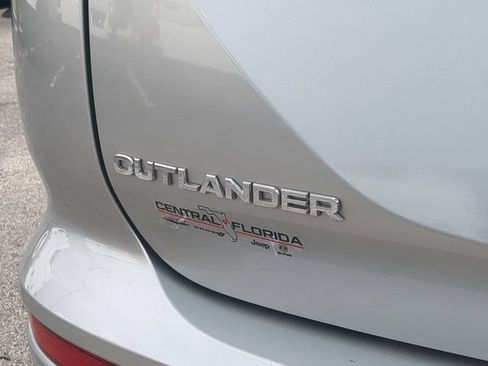 Used 2025 Mitsubishi Outlander SE FWD image 13