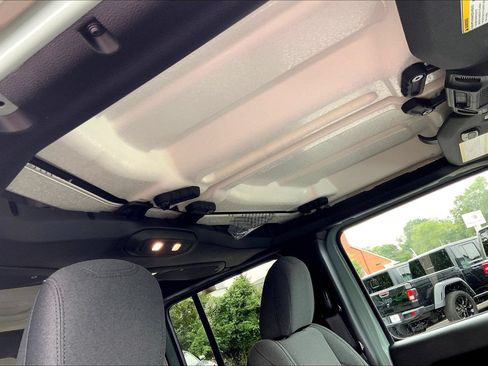 Certified 2024 Jeep Wrangler Unlimited AWD/4WD image 12