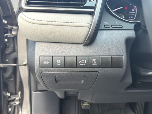Used 2022 Toyota Camry SE w/ Convenience Package FWD image 29