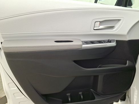 Used 2026 Toyota Sienna XLE FWD image 2