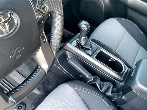 Used 2022 Toyota Tacoma TRD Off-Road image 18