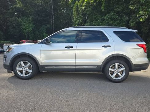 Used 2018 Ford Explorer XLT FWD image 3