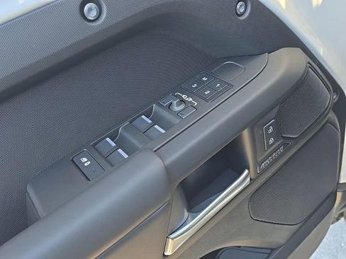 New 2025 Land Rover Defender 130 X-Dynamic SE AWD/4WD image 11