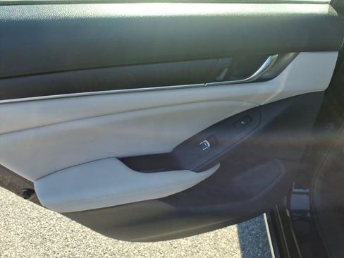 Used 2018 Honda Accord Touring image 21
