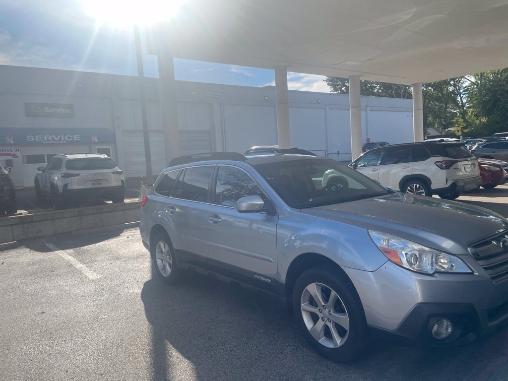 Used 2013 Subaru Outback 2.5i Premium AWD/4WD image 2