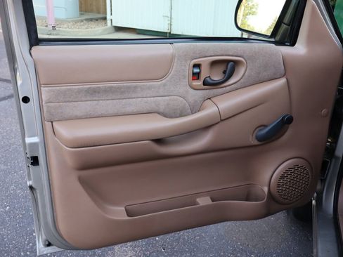 Used 2001 Chevrolet S10 Pickup LS w/ Preferred Equipment Group image 20