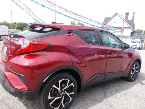 Used 2019 Toyota C-HR XLE FWD image 3