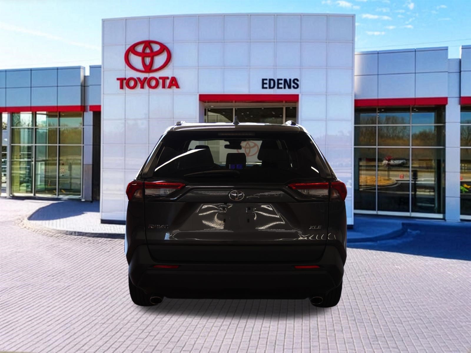 Used 2024 Toyota RAV4 XLE FWD image 4