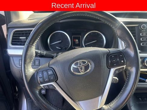 Used 2017 Toyota Highlander AWD V6 image 5