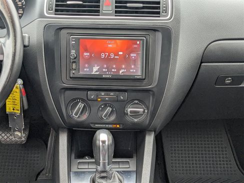 Used 2012 Volkswagen Jetta SE image 18