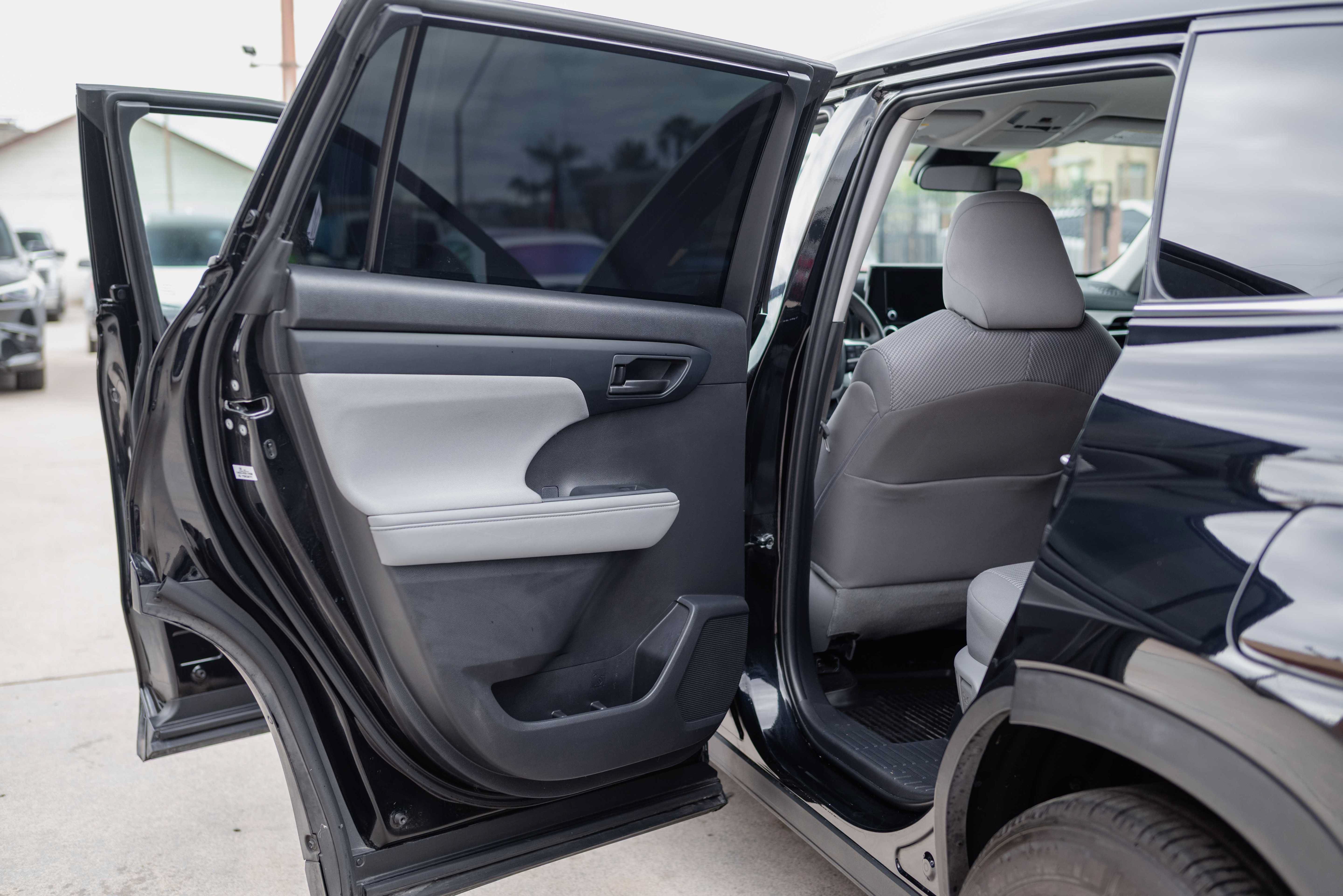 Used 2024 Toyota Highlander LE FWD image 11