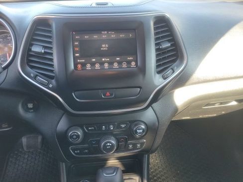 Used 2019 Jeep Cherokee Latitude Plus w/ Cold Weather Group AWD/4WD image 22