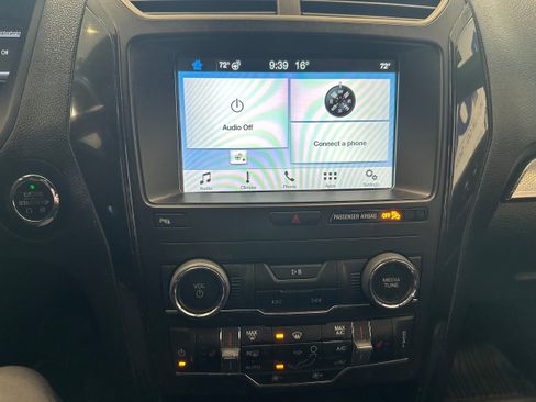 Used 2018 Ford Explorer XLT w/ Equipment Group 202A image 19