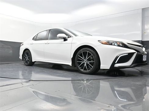 Used 2022 Toyota Camry SE image 25