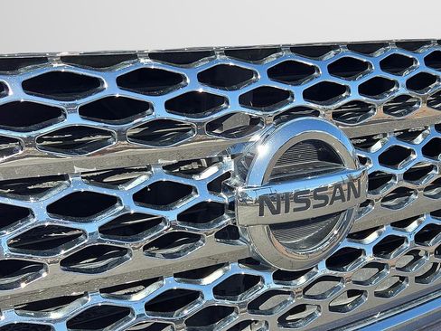 Used 2017 Nissan Titan SV image 7