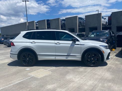 Used 2023 Volkswagen Tiguan SE R-Line FWD image 2