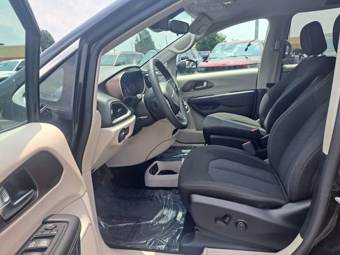 Certified 2023 Chrysler Voyager LX FWD image 10