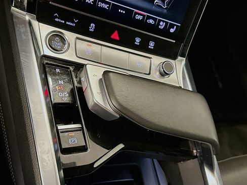 Used 2023 Audi e-tron Premium Plus w/ Premium Plus Package image 25