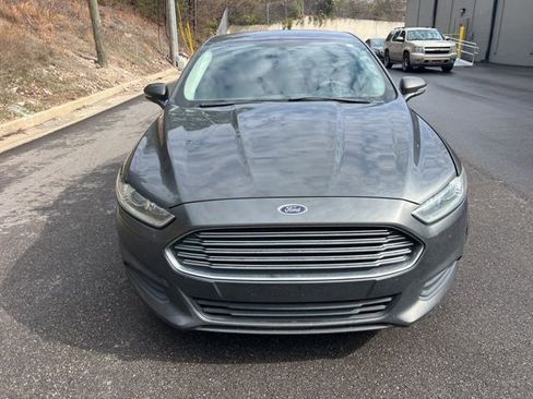 Used 2015 Ford Fusion SE image 2