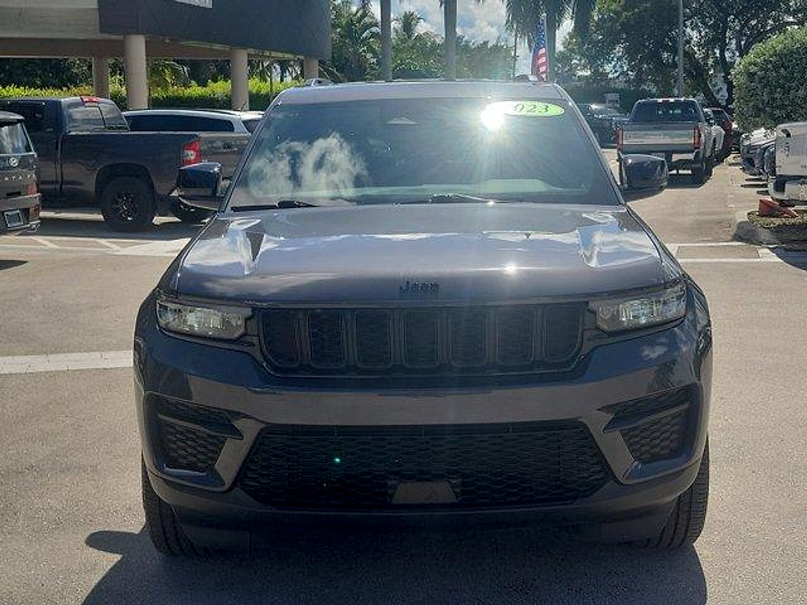 Used 2023 Jeep Grand Cherokee Altitude RWD image 2